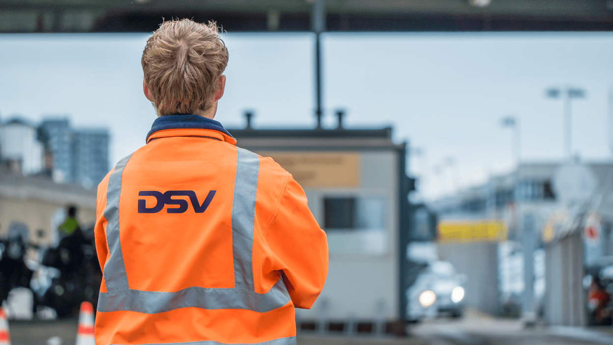 DSV medarbeider kontroller grensepassering ved import og eksport.